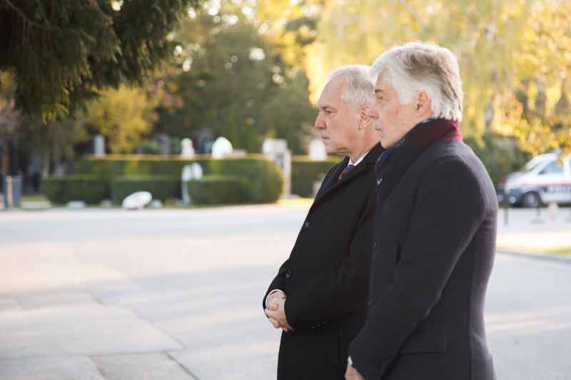 Von links: Nationalratspräsident Walter Rosenkranz (FPÖ), Parlamentsdirektor Harald Dossi bei der Kranzniederlegung