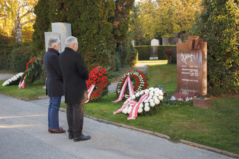 Von rechts: Nationalratspräsident Walter Rosenkranz (FPÖ), Parlamentsdirektor Harald Dossi bei der Kranzniederlegung