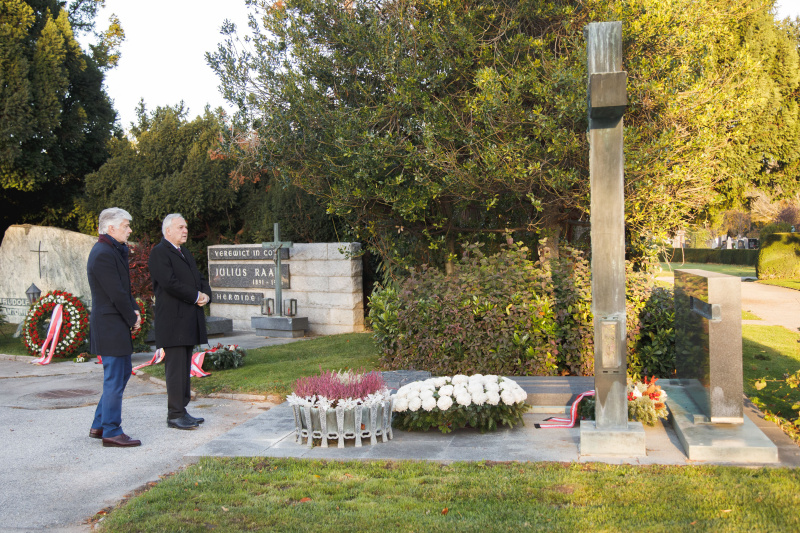 Von rechts: Nationalratspräsident Walter Rosenkranz (FPÖ), Parlamentsdirektor Harald Dossi bei der Kranzniederlegung