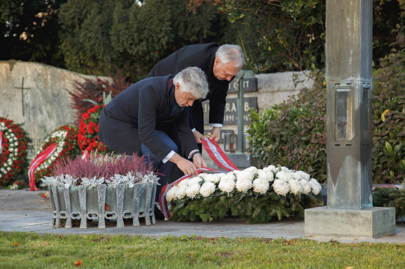 Von rechts: Nationalratspräsident Walter Rosenkranz (FPÖ), Parlamentsdirektor Harald Dossi bei der Kranzniederlegung