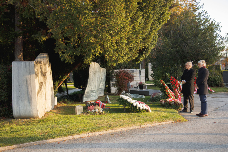 Von links: Nationalratspräsident Walter Rosenkranz (FPÖ), Parlamentsdirektor Harald Dossi bei der Kranzniederlegung