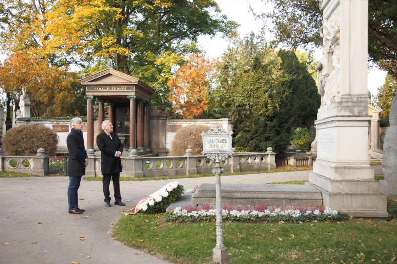 Von rechts: Nationalratspräsident Walter Rosenkranz (FPÖ), Parlamentsdirektor Harald Dossi bei der Kranzniederlegung