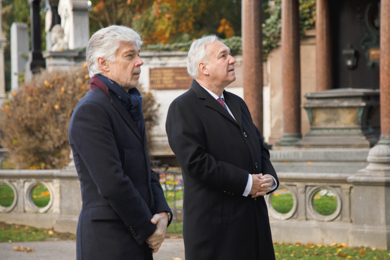 Von rechts: Nationalratspräsident Walter Rosenkranz (FPÖ), Parlamentsdirektor Harald Dossi bei der Kranzniederlegung