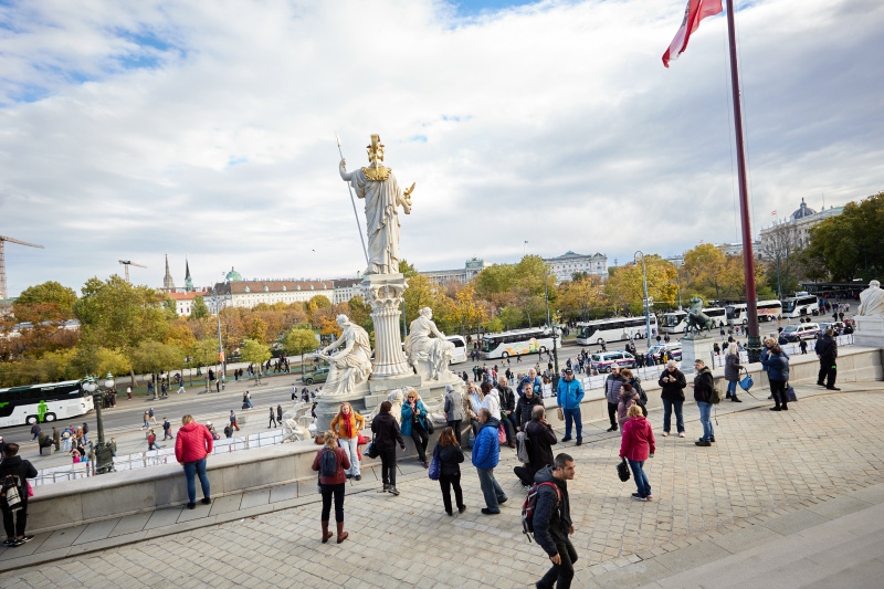 Besucherinnen und Besucher vor dem Parlament