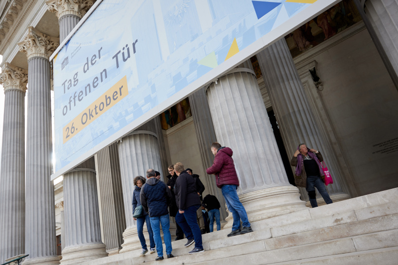 Besucherinnen und Besucher am Portikus