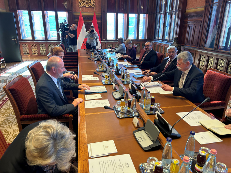 Aussprache. Linke Tischhälfte: Österreichische Delegation unter der Leitung von Bundesratspräsident Peter Samt (FPÖ) (Mitte). Rechte Tischhälfte: Ungarische Delegation unter der Leitung von Präsident der Ungarischen Nationalversammlung László Kövér (rechts)