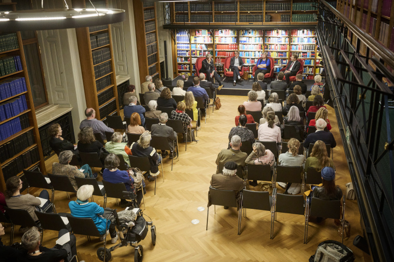 Von links: Parlamentsvizedirektor Alexis Wintoniak, Autor Martin Prinz, Historikerin und Mitarbeiterin des Dokumentationsarchivs des österreichischen Widerstandes Claudia Kuretsidis-Haider, Abteilungsleiter Bibliothek & Archiv Parlamentsdirektion Holger Böck. Blick Richtung Veranstaltungsteilnehmerinnen und -teilnehmer