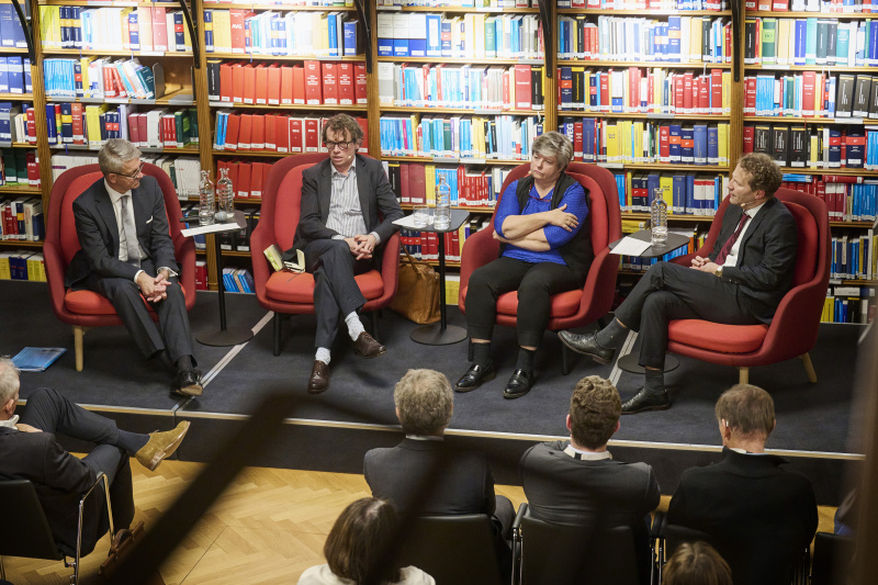 Von links: Parlamentsvizedirektor Alexis Wintoniak, Autor Martin Prinz, Historikerin und Mitarbeiterin des Dokumentationsarchivs des österreichischen Widerstandes Claudia Kuretsidis-Haider, Abteilungsleiter Bibliothek & Archiv Parlamentsdirektion Holger Böck