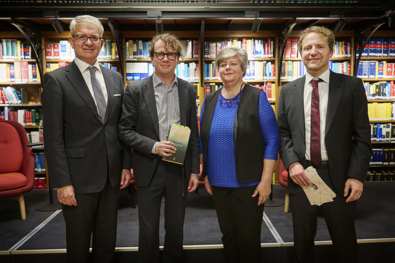 Von links: Parlamentsvizedirektor Alexis Wintoniak, Autor Martin Prinz, Historikerin und Mitarbeiterin des Dokumentationsarchivs des österreichischen Widerstandes Claudia Kuretsidis-Haider, Abteilungsleiter Bibliothek & Archiv Parlamentsdirektion Holger Böck