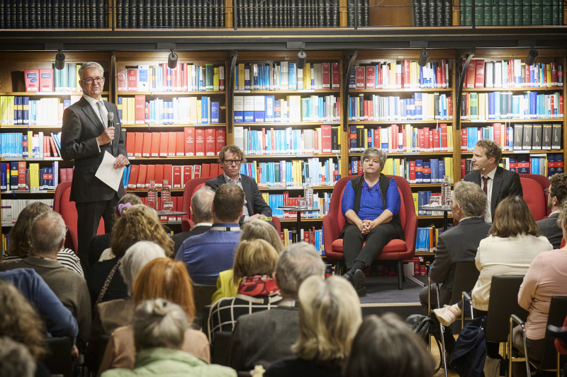 Eröffnungsworte Parlamentsvizedirektor Alexis Wintoniak. Von links: Parlamentsvizedirektor Alexis Wintoniak, Autor Martin Prinz, Historikerin und Mitarbeiterin des Dokumentationsarchivs des österreichischen Widerstandes Claudia Kuretsidis-Haider, Abteilungsleiter Bibliothek & Archiv Parlamentsdirektion Holger Böck