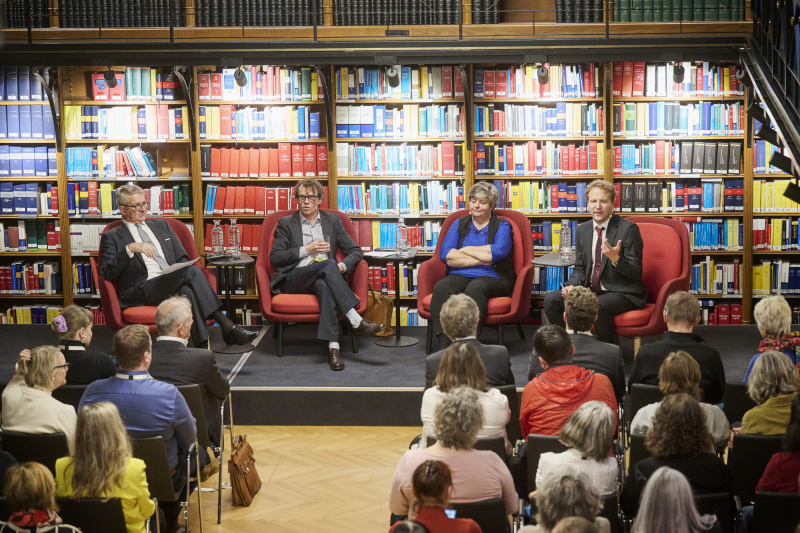 Von links: Parlamentsvizedirektor Alexis Wintoniak, Autor Martin Prinz, Historikerin und Mitarbeiterin des Dokumentationsarchivs des österreichischen Widerstandes Claudia Kuretsidis-Haider, Abteilungsleiter Bibliothek & Archiv Parlamentsdirektion Holger Böck