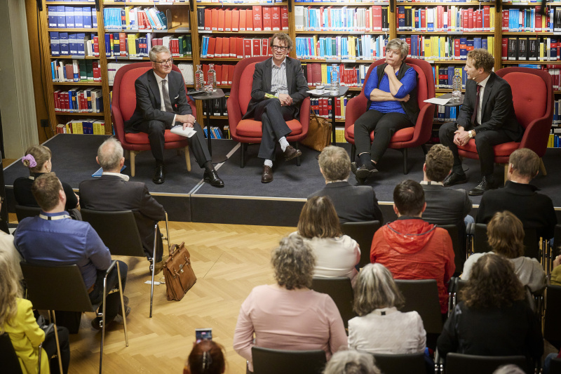Von links: Parlamentsvizedirektor Alexis Wintoniak, Autor Martin Prinz, Historikerin und Mitarbeiterin des Dokumentationsarchivs des österreichischen Widerstandes Claudia Kuretsidis-Haider, Abteilungsleiter Bibliothek & Archiv Parlamentsdirektion Holger Böck