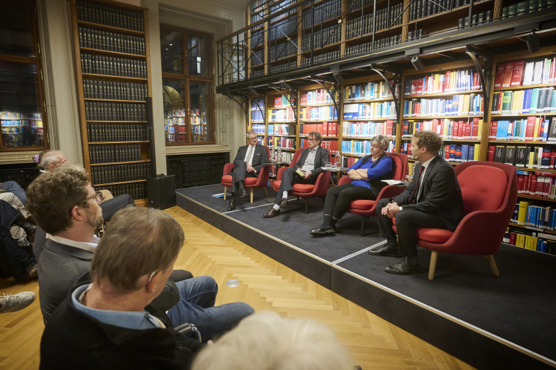 Von links: Parlamentsvizedirektor Alexis Wintoniak, Autor Martin Prinz, Historikerin und Mitarbeiterin des Dokumentationsarchivs des österreichischen Widerstandes Claudia Kuretsidis-Haider, Abteilungsleiter Bibliothek & Archiv Parlamentsdirektion Holger Böck. Blick Richtung Veranstaltungsteilnehmerinnen und -teilnehmer