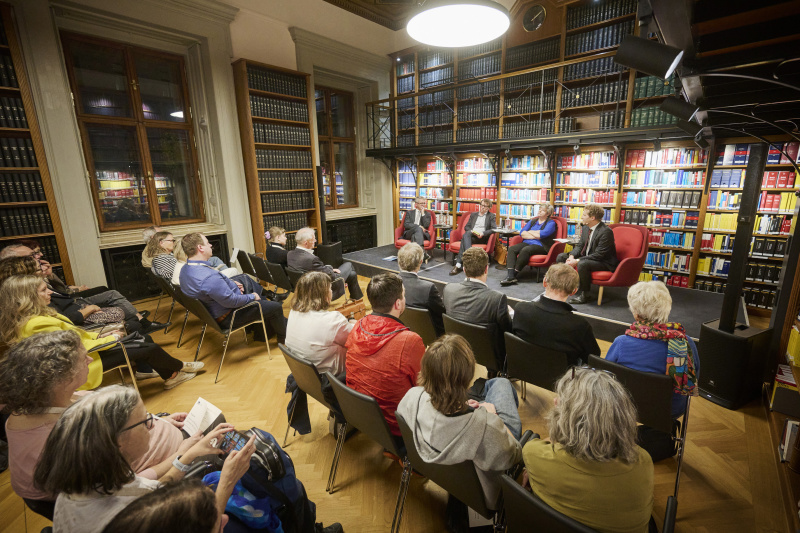 Von links: Parlamentsvizedirektor Alexis Wintoniak, Autor Martin Prinz, Historikerin und Mitarbeiterin des Dokumentationsarchivs des österreichischen Widerstandes Claudia Kuretsidis-Haider, Abteilungsleiter Bibliothek & Archiv Parlamentsdirektion Holger Böck. Blick Richtung Veranstaltungsteilnehmerinnen und -teilnehmer