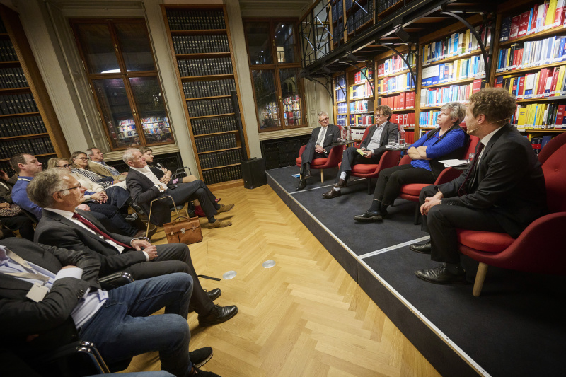 Von links: Parlamentsvizedirektor Alexis Wintoniak, Autor Martin Prinz, Historikerin und Mitarbeiterin des Dokumentationsarchivs des österreichischen Widerstandes Claudia Kuretsidis-Haider, Abteilungsleiter Bibliothek & Archiv Parlamentsdirektion Holger Böck. Blick Richtung Veranstaltungsteilnehmerinnen und -teilnehmer