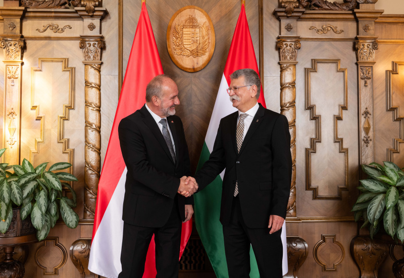 Fahnenfoto. Von links: Bundesratspräsident Peter Samt (FPÖ), Präsident der Ungarischen Nationalversammlung László Kövér