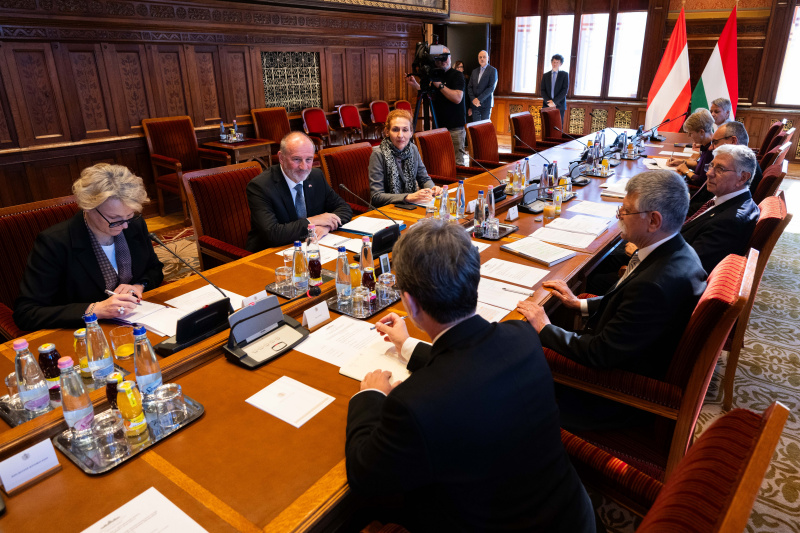 Aussprache. Linke Tischhälfte: Österreichische Delegation unter der Leitung von Bundesratspräsident Peter Samt (FPÖ). Rechte Tischhälfte: Ungarische Delegation unter Leitung des Präsident der Ungarischen Nationalversammlung László Kövér  (2. von links)