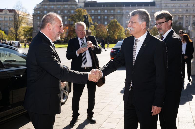 Einholung: Von links: Bundesratspräsident Peter Samt (FPÖ), Präsident der Ungarischen Nationalversammlung László Kövér