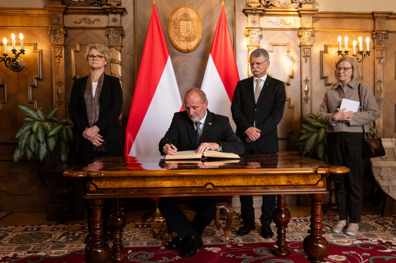 Gästebucheintrag. Von links: Bundesratspräsident Peter Samt (FPÖ), Präsident der Ungarischen Nationalversammlung László Kövér
