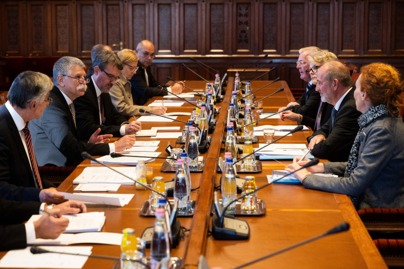 Aussprache. Linke Tischhälfte: Ungarische Delegation unter Leitung des Präsident der Ungarischen Nationalversammlung László Kövér (2. von links). Rechte Tischhälfte: Österreichische Delegation unter der Leitung von Bundesratspräsident Peter Samt (FPÖ) (2. von rechts)