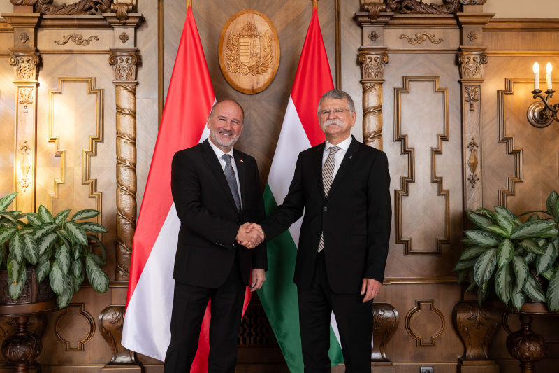 Fahnenfoto. Von links: Bundesratspräsident Peter Samt (FPÖ), Präsident der Ungarischen Nationalversammlung László Kövér