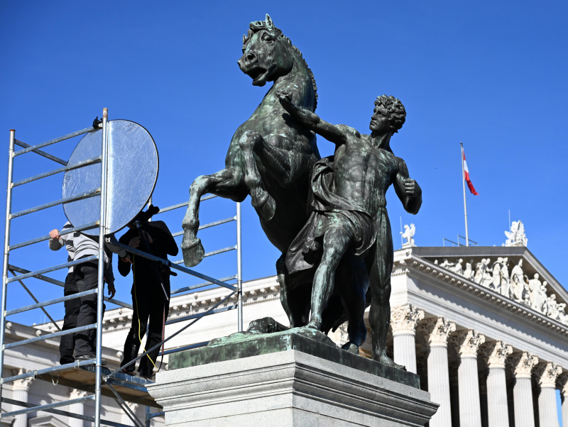 Forscherinnen der Angewandten machen Detailaufnahmen der Bronzegüsse