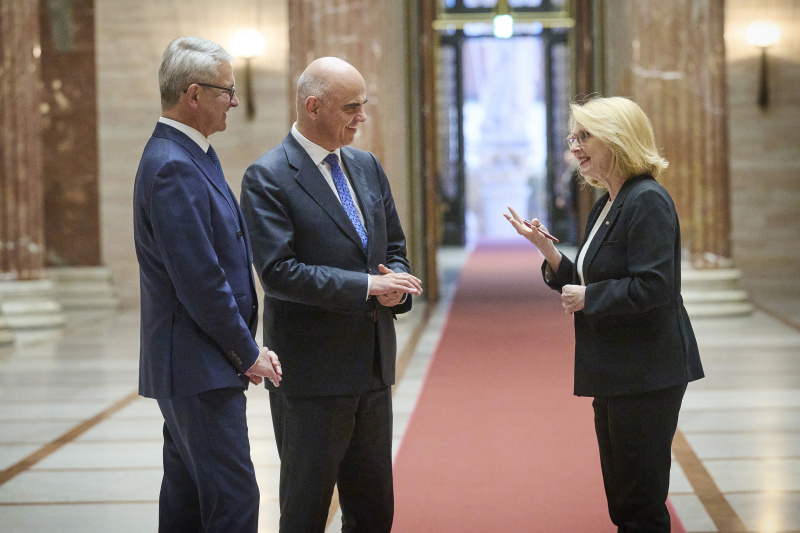 Von links: Parlamentsvizedirektor Alexis Wintoniak, Generalsekretär des Europarates Alain Berset, Dritte Nationalratspräsidentin Doris Bures (SPÖ)