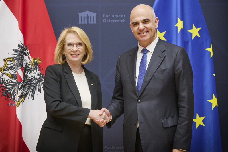 Fahnenfoto. Von links: Dritte Nationalratspräsidentin Doris Bures (SPÖ), Generalsekretär des Europarates Alain Berset