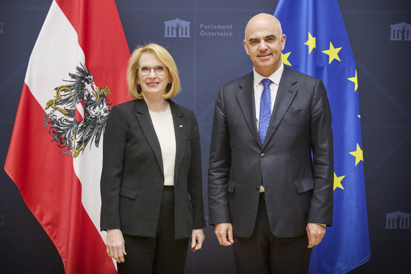 Fahnenfoto. Von links: Dritte Nationalratspräsidentin Doris Bures (SPÖ), Generalsekretär des Europarates Alain Berset