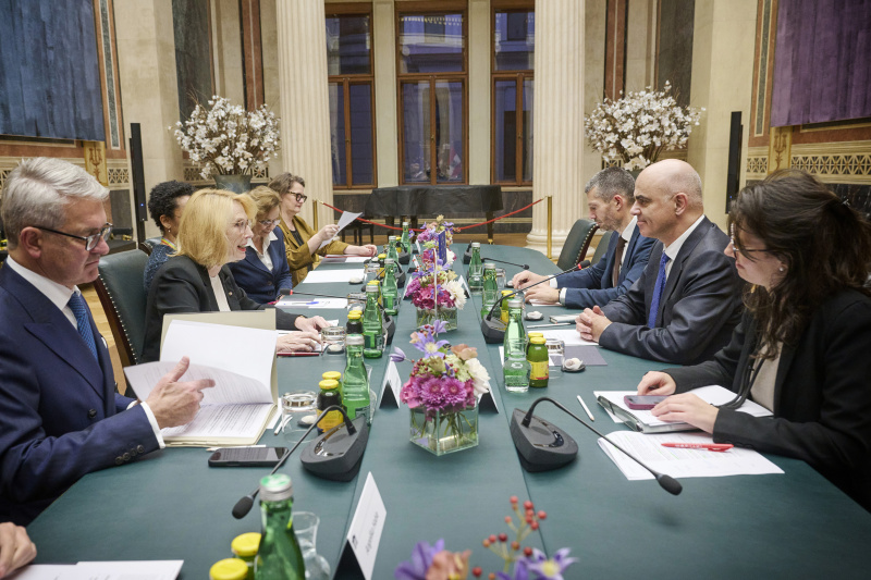 Aussprache. Linke Tischhälfte: Österreichische Delegation unter der Leitung von Dritter Nationalratspräsidentin Doris Bures (SPÖ) (2. von links). Rechte Tischhälfte: Europarats-Delegation unter der Leitung von Generalsekretär des Europarates Alain Berset (2. von rechts)