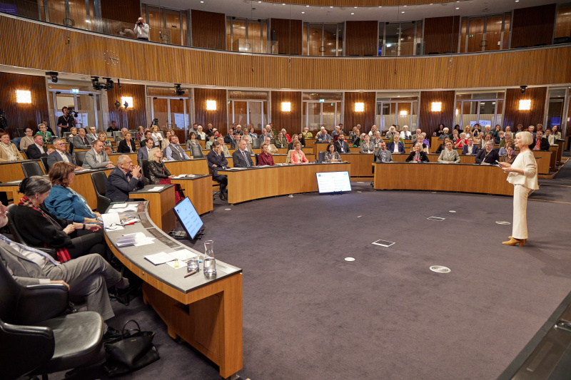 Moderation Heilwig Pfanzelter. Blick ins Publikum