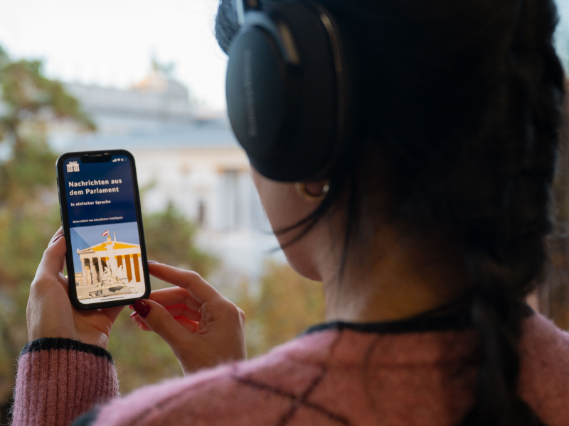 Blick über die Schulter einer Podcast-Hörerin.
