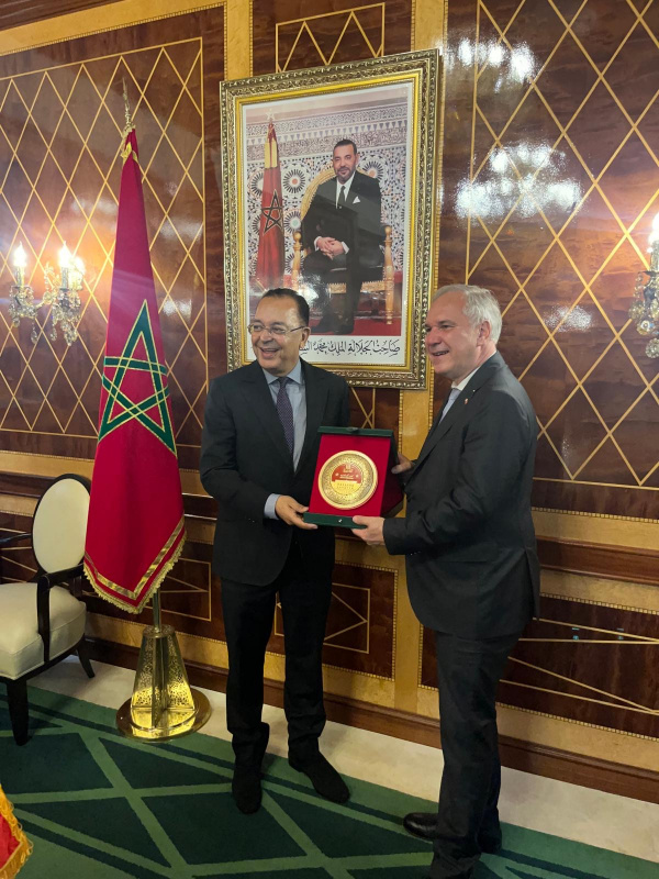 Geschenkübergabe. Von rechts: Nationalratspräsident Walter Rosenkranz (FPÖ), Vizepräsident der marokkanischen Ratskammer Lahcen Haddad