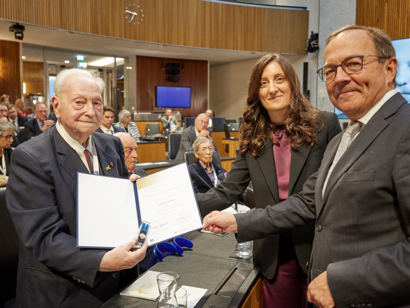 Ehrung der Zeitzeuginnen und Zeitzeugen. Von rechts: Zweiter Nationalratspräsident Peter Haubner (ÖVP), Vorständin des Nationalfonds der Republik Österreich für Opfer des Nationalsozialismus Judith Pfeffer, Zeitzeuge Erich Finches