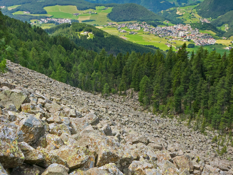 Der Blick ins Tal über ein Geröllfeld nach einem Erdrutsch