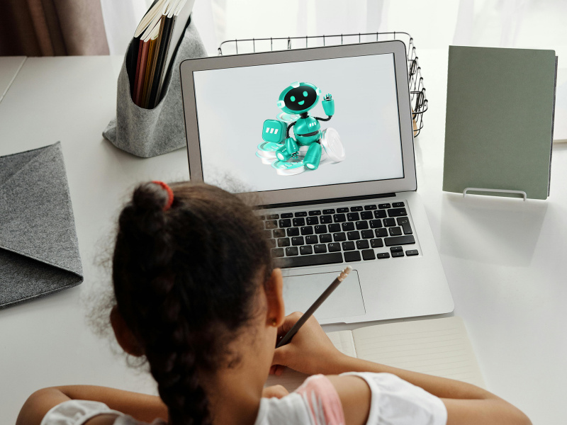 Collage: Ein Mädchen am Schreibtisch schreibt in ein Heft. Vor ihr am Tisch steht ein aufgeklappter Laptop mit einem Avatar am Bildschirm.