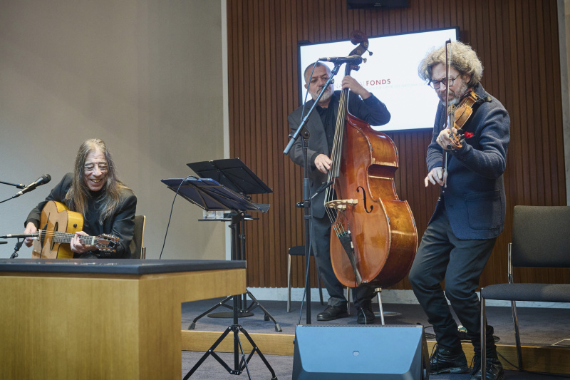 Musikalische Untermalung. Aliosha Biz - Violine, Harri Stojka - Gitarre, Joschi Schneeberger - Kontrabass