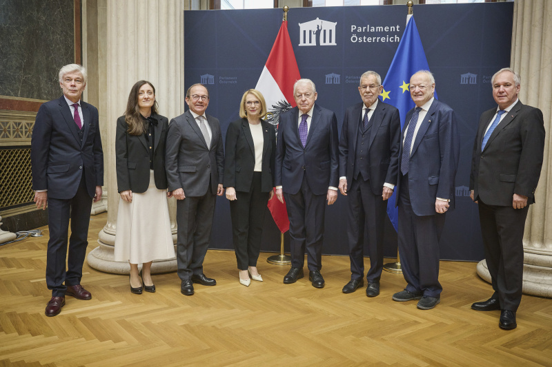 Gruppenfoto. Von rechts: Nationalratspräsident Walter Rosenkranz (FPÖ), Präsident des Nationalrates a. D. Andreas Khol, Bundespräsident Alexander Van der Bellen, Bundeskanzler a. D. Franz Vranitzky, Dritte Nationalratspräsidentin Doris Bures (SPÖ),  Zweiter Nationalratspräsident Peter Haubner (ÖVP), Vorständin des Nationalfonds Judith Pfeffer, Parlamentsdirektor Harald Dossi