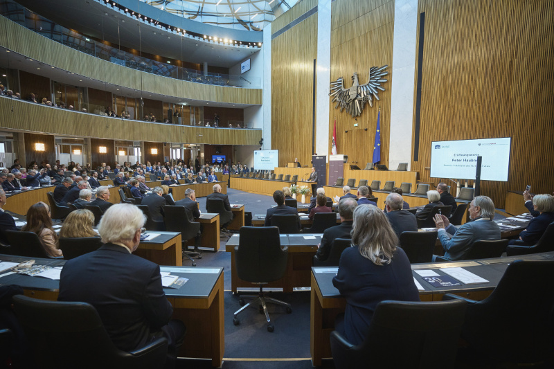 Eröffnungsworte Zweiter Nationalratspräsident Peter Haubner (ÖVP). Blick Richtung Veranstaltungsteilnehmerinnen und -teilnehmer