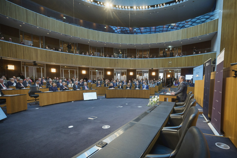 Eröffnungsworte Zweiter Nationalratspräsident Peter Haubner (ÖVP). Blick Richtung Veranstaltungsteilnehmerinnen und -teilnehmer