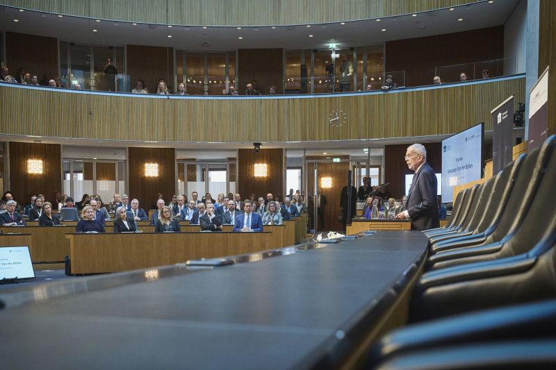 Festrede Bundespräsident Alexander Van der Bellen. Blick Richtung Sitzungsteilnehmerinnen und -teilnehmer