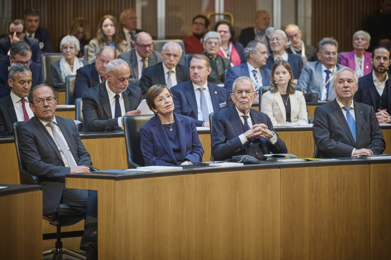 Von rechts: Nationalratspräsident Walter Rosenkranz (FPÖ), Bundespräsident Alexander Van der Bellen, Doris Schmidauer, Zweiter Nationalratspräsident Peter Haubner (ÖVP)