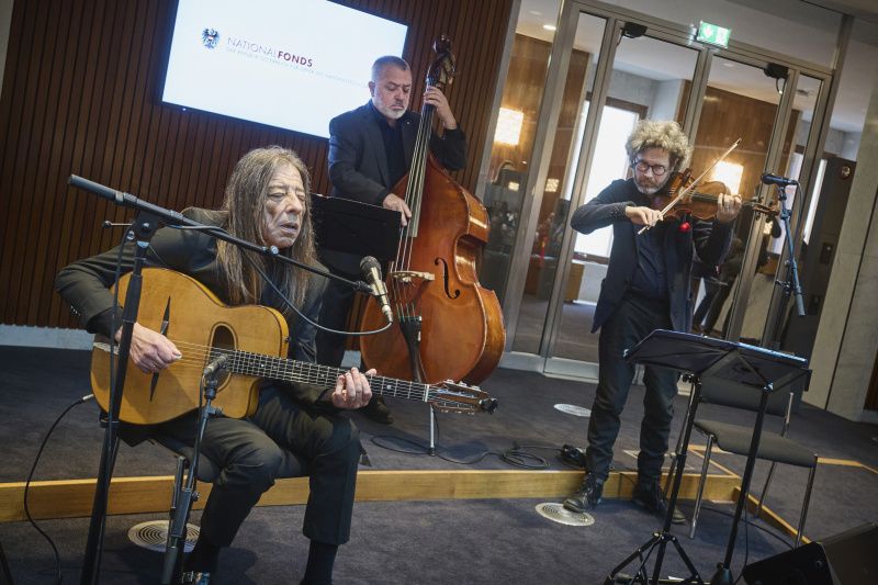 Musikalische Untermalung. Aliosha Biz - Violine, Harri Stojka - Gitarre, Joschi Schneeberger - Kontrabass