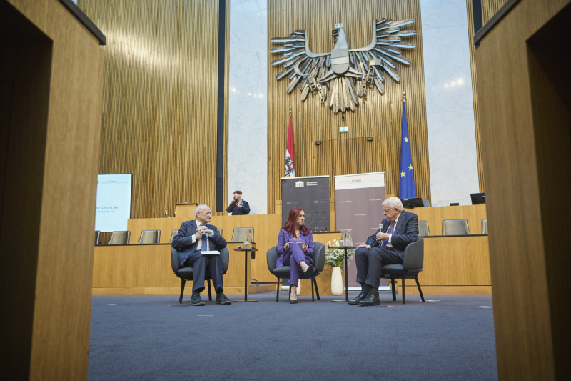 Gespräch. Von links: Präsident des Nationalrates a. D. Andreas Khol, Vorständin des Nationalfonds der Republik Österreich für Opfer des Nationalsozialismus Hannah Lessing, Bundeskanzler a. D. Franz Vranitzky
