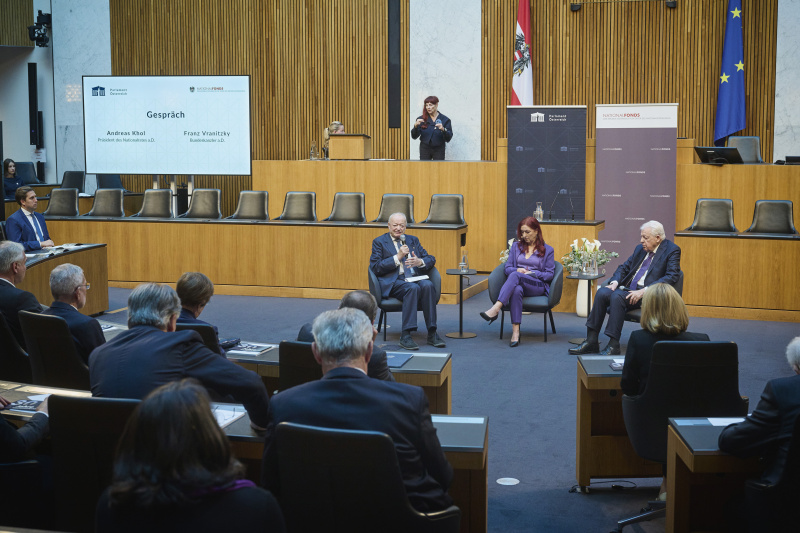 Gespräch. Von links: Präsident des Nationalrates a. D. Andreas Khol, Vorständin des Nationalfonds der Republik Österreich für Opfer des Nationalsozialismus Hannah Lessing, Bundeskanzler a. D. Franz Vranitzky