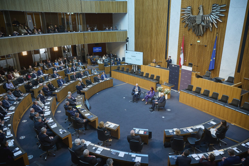 Gespräch. Von links: Präsident des Nationalrates a. D. Andreas Khol, Vorständin des Nationalfonds der Republik Österreich für Opfer des Nationalsozialismus Hannah Lessing, Bundeskanzler a. D. Franz Vranitzky. Blick Richtung Veranstaltungsteilnehmerinnen und -teilnehmer