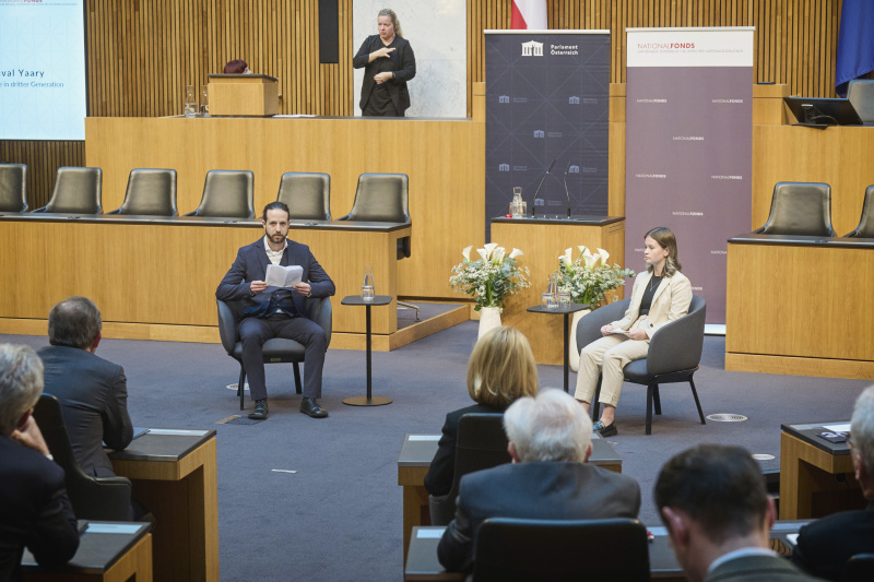 Lesung. Von links: Yuval Yaari, Sarah Gärtner-Horvath