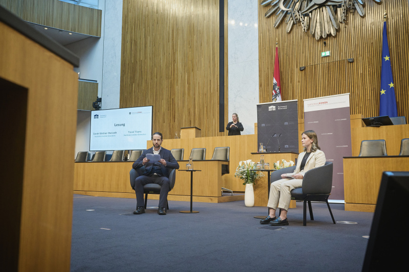 Lesung. Von links: Yuval Yaari, Sarah Gärtner-Horvath