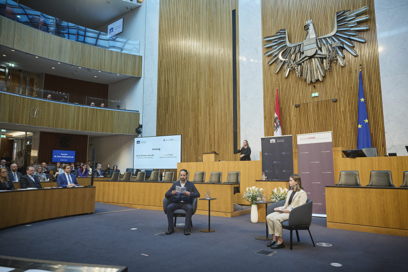 Lesung. Von links: Yuval Yaari, Sarah Gärtner-Horvath