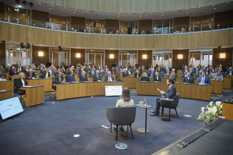 Lesung. Von links: Yuval Yaari, Sarah Gärtner-Horvath. Blick Richtung Veranstaltungsteilnehmerinnen und -teilnehmer